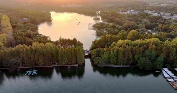夕阳下的中国杭州西湖杨公堤