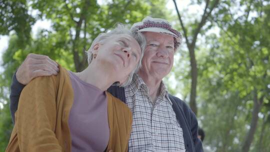 公园里可爱的老夫妇 外国老人视频素材模板下载