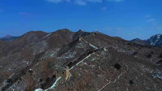 雪后城子峪长城山峦绵延的壮观景象