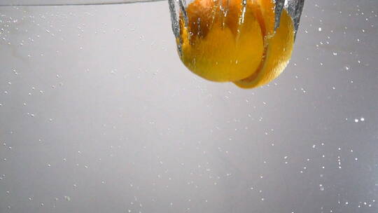 切开的橙子掉进水里
