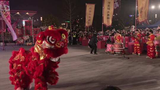 夜间苏州城市街头舞狮狮王争霸表演升格