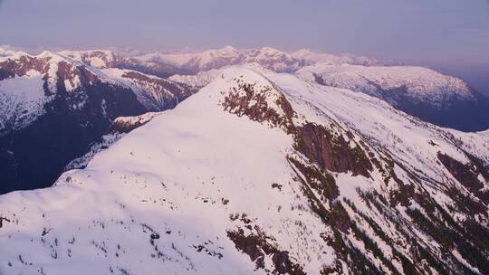 航拍的雪山景观