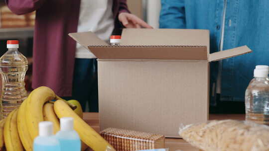 市民在食物仓用盒子包装食物的特写镜头