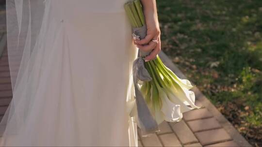 穿着婚纱的新娘手拿花束