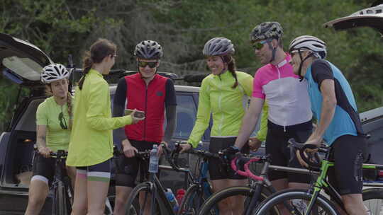 一群骑自行车的人一起在手机上看照片。完全发布用于商业用途。