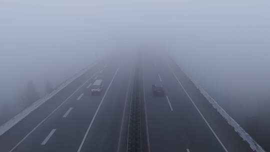 航拍浓雾中高速公路车流视频素材模板下载