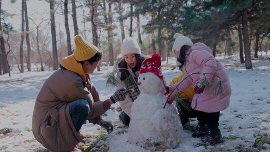 快乐家庭在雪地里堆雪人视频素材模板下载