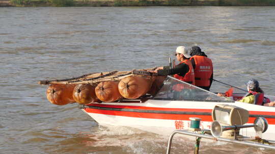 游客乘坐羊皮筏子和快艇