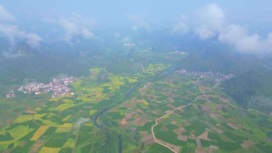 秋天的早晨桂林喀斯特地貌山间的村庄和稻田