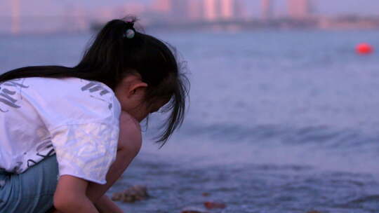 武汉武昌江滩傍晚夕阳余晖下玩水的女孩视频素材模板下载