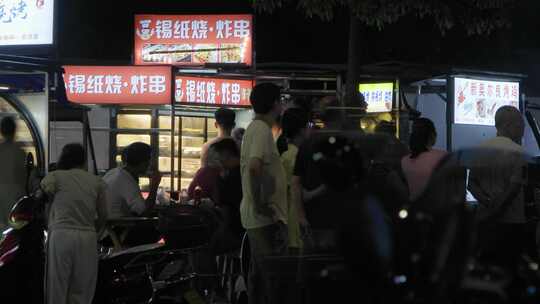 夜市繁华录：烧烤、嬉闹、车流与街头的狂欢