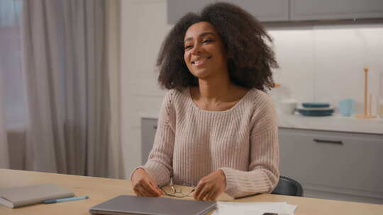 非裔美国女性企业家在餐桌上打字笔记本电脑视频素材模板下载