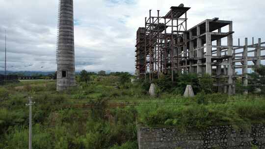 废弃废旧的工厂建设未完工，烟冲和水泥柱子