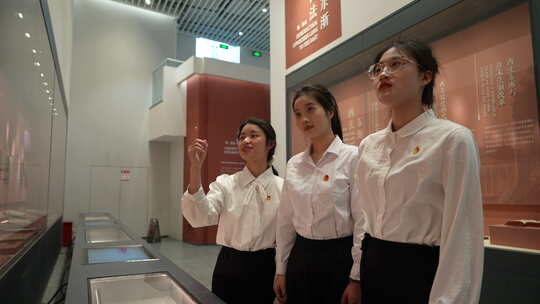 女性参观展览并交流指点