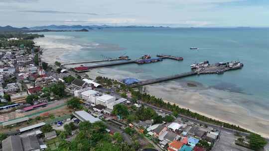 泰国苏梅岛那通港口码头轮船海滨风光