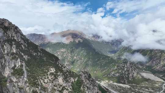 航拍人间仙境西藏高山林海云雾缭绕秋天风景