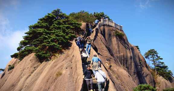 山间游客爬山阶梯