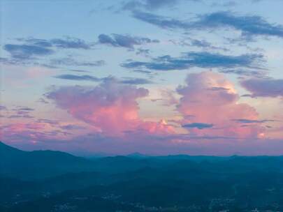 晚霞下的山峦与天空