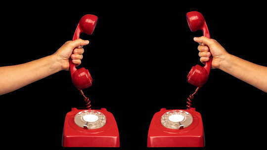 手握复古红色电话的接收器