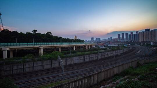 弯道铁路上行驶中的动车高铁火车