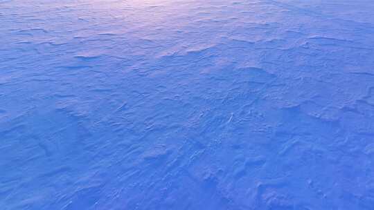 夕阳映射到雪地上的光影