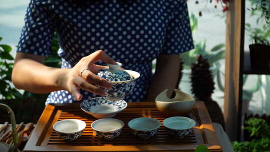 午后阳光美女茶艺师展示功夫茶冲泡红茶文化