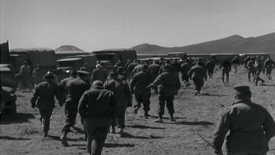 美国军人在沙漠中步行走向运输车辆