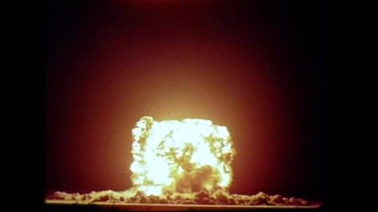 原子弹爆炸时的画面记录视频素材模板下载