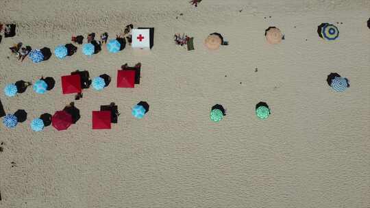 沿着伊帕内玛海滩的海滩伞平移。
巴西里约热内卢，无人机4k
空中自然+T