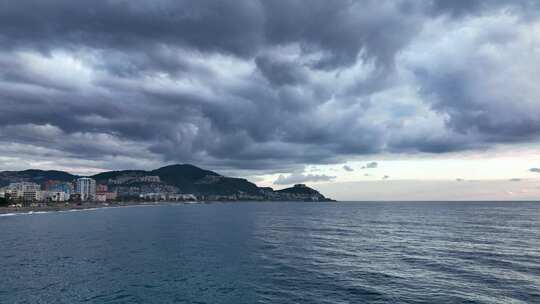 海上云层下的海面海滩