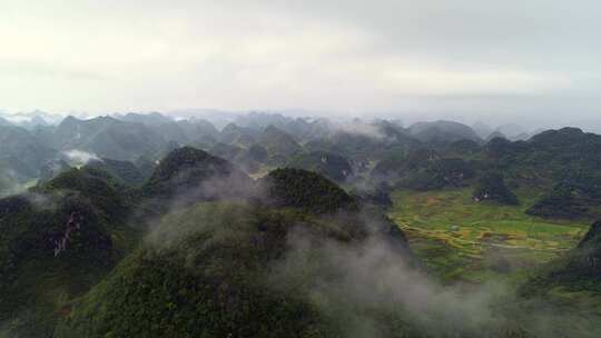 雨后薄雾的喀斯特地貌 秋季雨后稻田