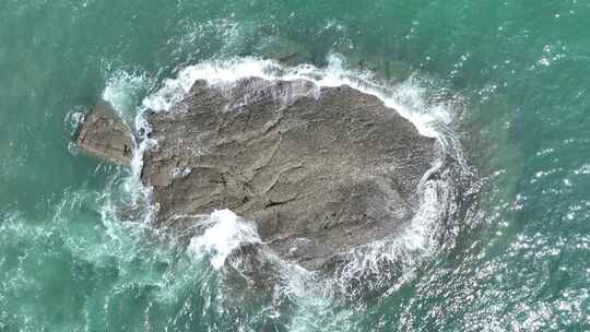 大海俯拍海水拍打礁石特写浪花岩石潮水波浪