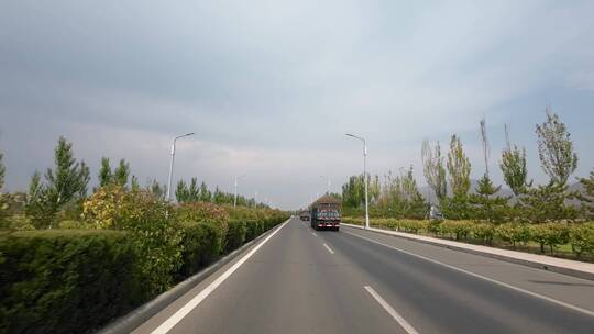 第一视角行驶在高速公路上