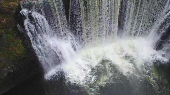 航拍黑龙江省牡丹江市镜泊湖吊水楼瀑布秋景