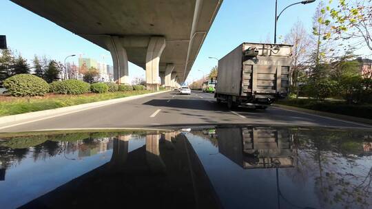 汽车行驶在高架桥下地面道路