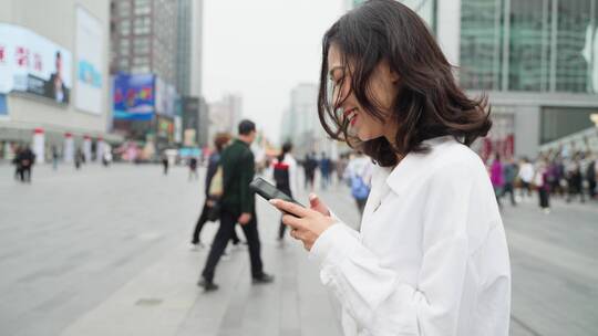 美女成都街头漫步看手机上班途中