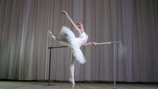 穿着裙子踮着脚尖跳舞的芭蕾舞女演员视频素材模板下载
