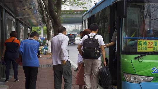 公交进站乘客上车厦门公交视频素材模板下载