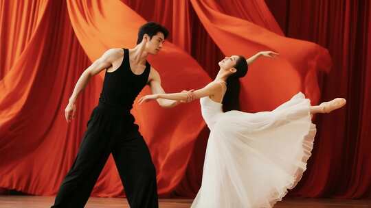 男女舞者双人舞蹈表演