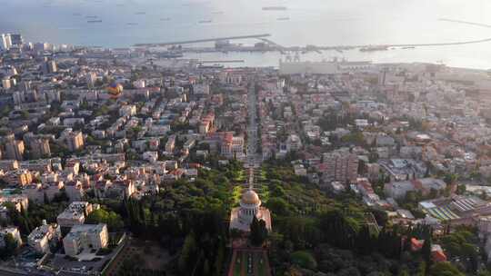 日出时海法湾和市区上空的热气球，鸟瞰