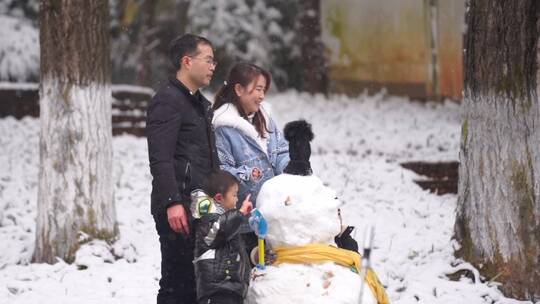 幸福一家四口和雪人拍照合影视频素材模板下载