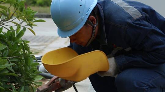 人像南方电网工人焊铁管装电线充电桩服务区