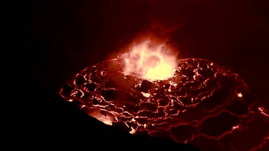 火山在夜间爆发