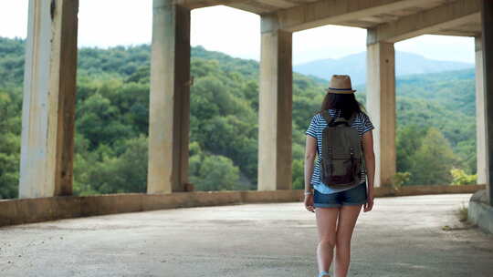 背着背包在古城散步的年轻女性旅行者