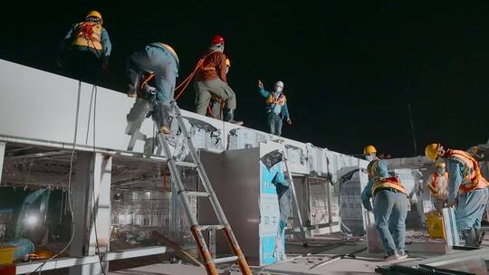 夜晚工地视频深圳方舱医院建设楼顶施工现场视频素材模板下载