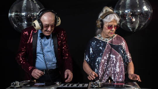 祖父母一起玩DJ