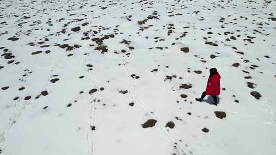 青海拉脊山雪景红衣男子航拍视频