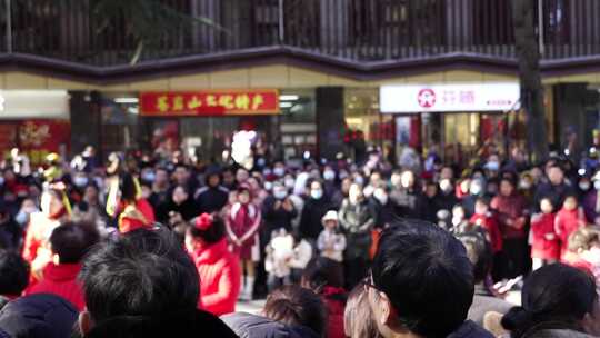 街头人群聚集活动场景