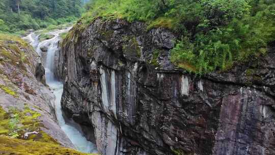 四川甘孜贡嘎山区南门关沟溪流瀑布风光