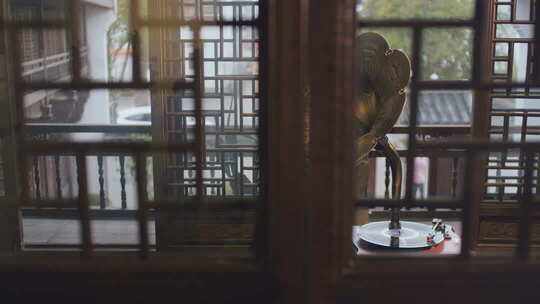 中式房间里的老式唱机在播放黑胶唱片